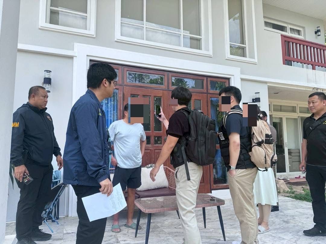 마약왕 박왕열에게 마약을 공급한 혐의를 받는 최모씨가 지난 10일 태국 현지에서 체포되고 있다. 사진 경찰청 