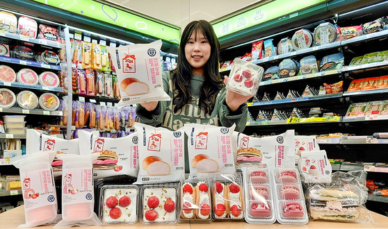 편의점 CU는 겨울철 대표 과일인 딸기를 활용한 디저트 신상품 7종을 잇달아 선보였다. 연합뉴스