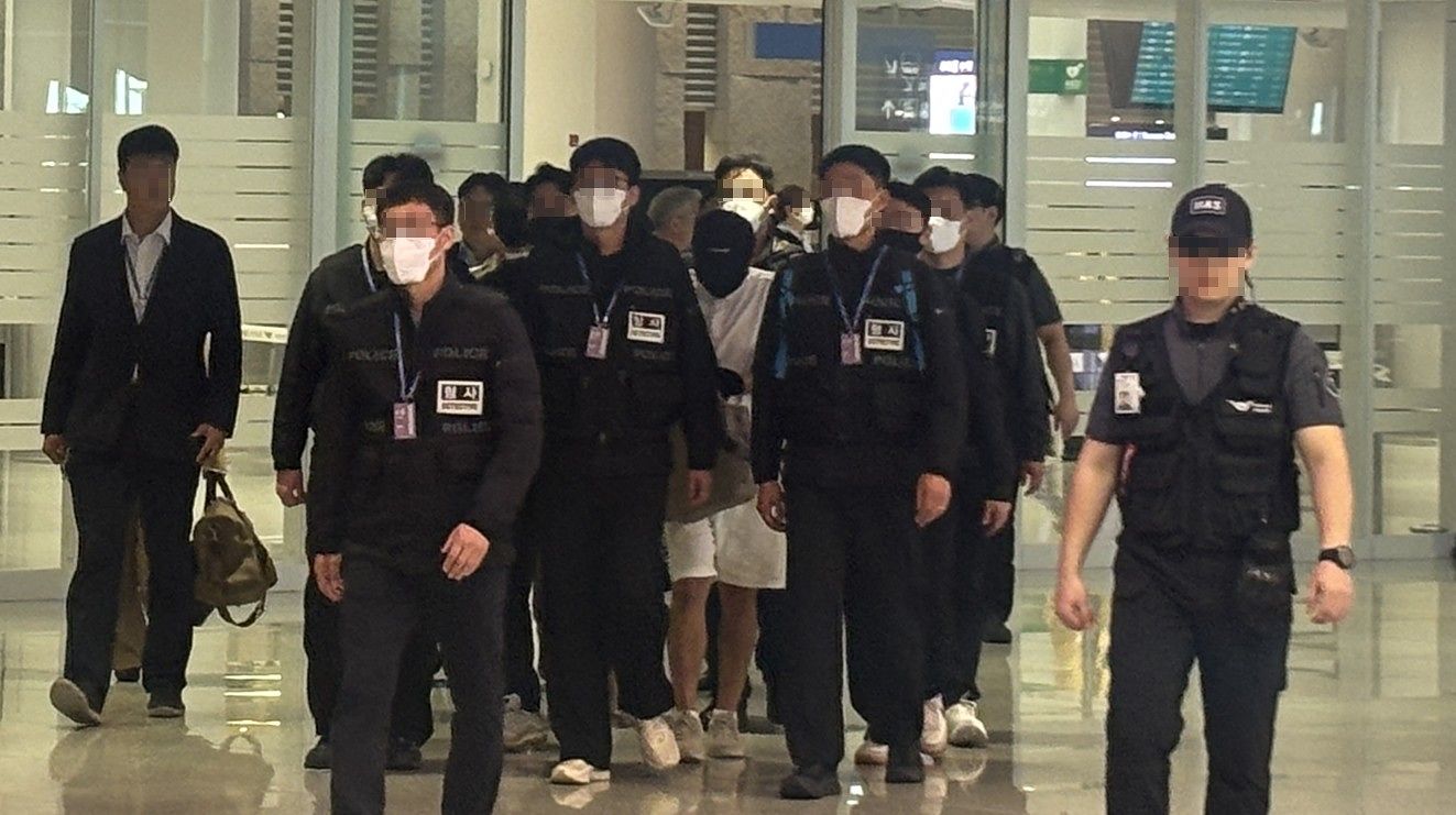'마약왕'으로 불리는 박왕열에게 필로폰 등 마약류를 공급한 혐의를 받는 최씨가 1일 태국에서 강제 송환돼 인천공항에 도착한 모습. 연합뉴스