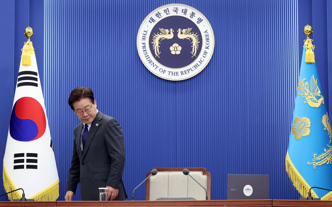  이재명 대통령이 30일 오후 청와대에서 수석·보좌관회의를 주재했다. 이 대통령은 모두발언에서 “우리 국민 중 누군가는 노동자이고 또 누군가는 사용자가 될 것”이라고 말했다. [청와대사진기자단]