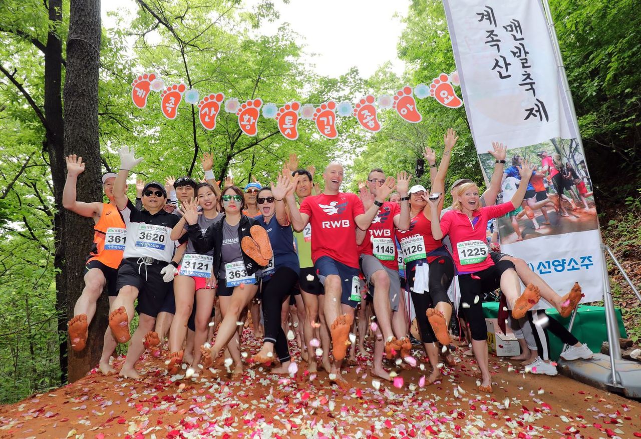 오는 9·10일 ‘계족산맨발축제’가 7년 만에 개최된다. ‘마사이마라톤’이 축제 하이라이트다. [사진 선양소주]