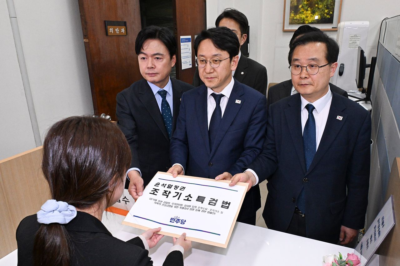 더불어민주당 천준호 원내대표 직무대행과 국정조사특위 위원들이 30일 국회 의안과에 '윤석열 정치검찰 조작기소 진상규명 특검법'을 제출하고 있다. 연합뉴스