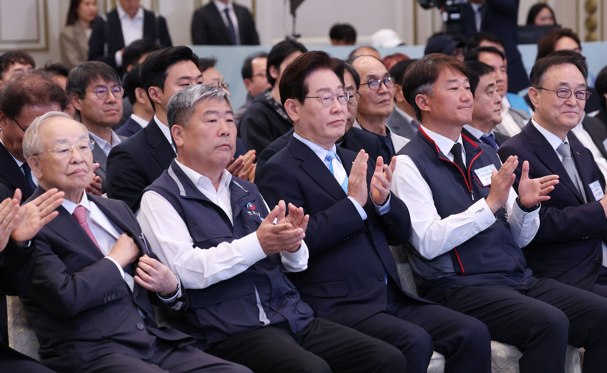 이재명 대통령이 1일 청와대 영빈관에서 열린 2026 노동절 기념식에서 김동명 한국노동조합총연맹 위원장, 양경수 전국민주노동조합총연맹 위원장 등 참석자들과 오프닝 영상을 시청한 뒤 박수치고 있다. 청와대사진기자단 