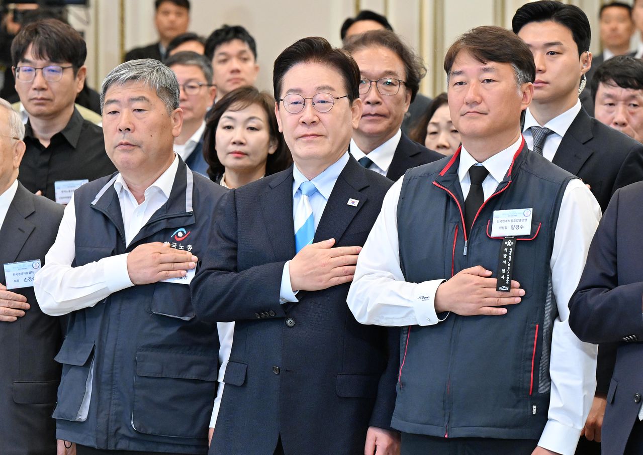 이재명 대통령이 1일 청와대 영빈관에서 열린 2026 노동절 기념식에서 김동명 한국노동조합총연맹 위원장, 양경수 전국민주노동조합총연맹 위원장 등 참석자들과 국민의례를 하고 있다. 청와대사진기자단 