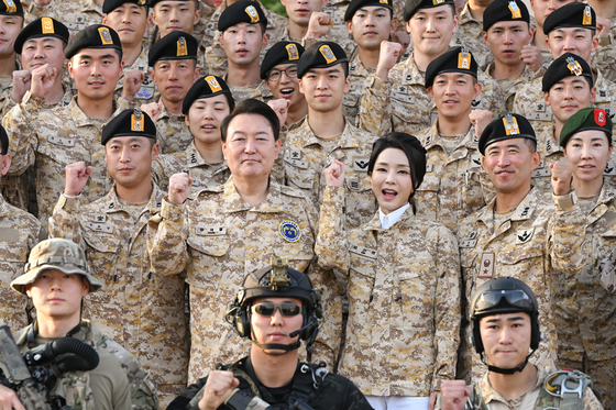 지난 2023년 1월 15일 오후 윤석열 전 대통령과 김건희 여사가 아랍에미리트(UAE) 아크부대를 찾아 장병들과 기념 촬영하고 있다. 사진=대통령실 제공
