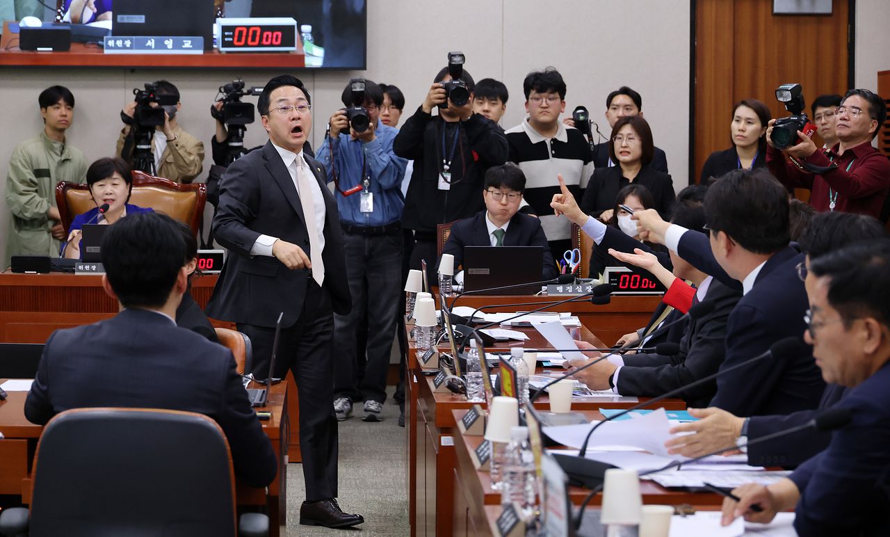 '윤석열 정권 정치검찰 조작기소 의혹 사건 진상규명 국정조사특별위원회' 활동 종료일인 30일 국회에서 열린 전체회의에서 박성준 더불어민주당 간사 등 여야 위원들이 활동 결과보고서 최종본 출력을 두고 충돌하고 있다. 연합뉴스 