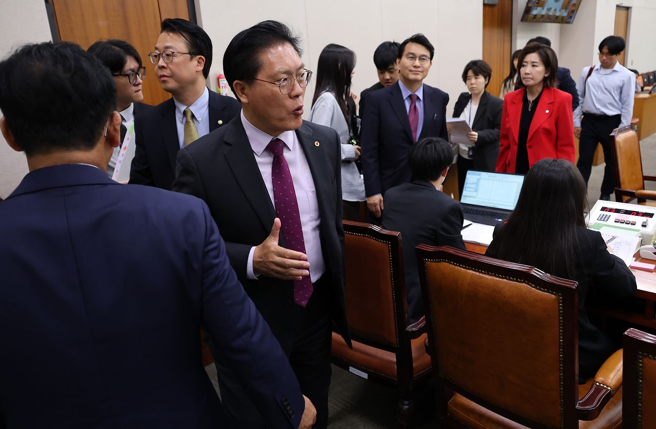 '윤석열 정권 정치검찰 조작기소 의혹 사건 진상규명 국정조사특별위원회' 활동 종료일인 30일 국회에서 열린 전체회의에서 국민의힘 위원들이 증인 고발 조치와 활동 결과보고서 채택 의결을 앞두고 퇴장하고 있다. 연합뉴스 