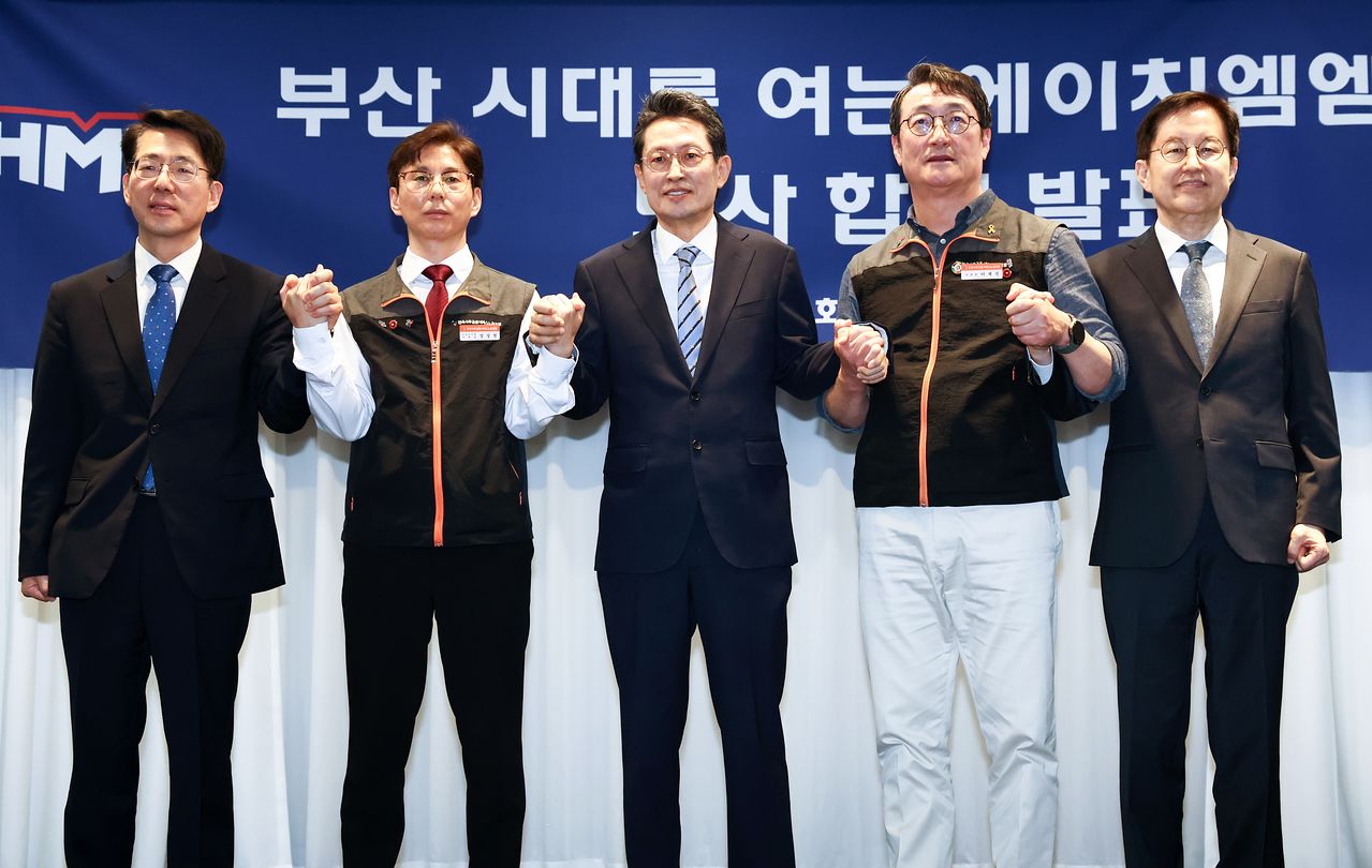  30일 오후 서울 영등포구 켄싱턴호텔에서 열린 HMM 본사 부산 이전 노사 합의 발표식에서 참석자들이 기념촬영을 하고 있다.  왼쪽부터 황종우 해양수산부 장관, 정성철 HMM 육상노조 지부장, 최원혁 HMM 대표이사 사장, 이재진 사무금융서비스노조 위원장, 김형준 한국해양진흥공사 본부장.뉴스1
