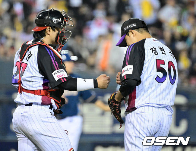 [OSEN=잠실, 최규한 기자] 프로야구LG 트윈스가 NC 다이노스를 꺾고 2연승을 이어갔다.LG는 1일 서울 잠실구장에서 열린 2026 KBO리그 NC와 경기에서 5-1로 승리했다. 오스틴이 선제 투런 홈런, 송찬의가 2경기 연속 투런 홈런을 터뜨리며 대포의 힘으로 승리했다.9회초 마운드에 올라 경기를 마무리지은 LG 투수 장현식과 포수 박동원이 인사를 나누고 있다. 2026.05.01 / dreamer@osen.co.kr