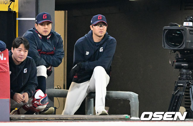[OSEN=인천, 조은정 기자]1일 오후 인천 문학동 SSG랜더스필드에서 ‘2026 신한 SOL BANK KBO리그’ SSG 랜더스와 롯데 자이언츠의 경기가 진행됐다. 롯데 박세웅이 경기를 지켜보고 있다. 2026.05.01 /cej@osen.co.kr