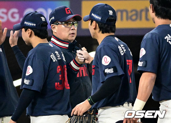 [OSEN=인천, 조은정 기자]프로야구 롯데 자이언츠가 먼저 웃었다. 롯데는 1일 인천SSG랜더스필드에서 열린2026 신한 SOL KBO리그 SSG 랜더스와 원정 경기에서 연장 10회 승부 끝에 10-7 승리를 거뒀다. 롯데 김태형 감독이 장두성과 승리를 기뻐하고 있다. 2026.05.01 /cej@osen.co.kr