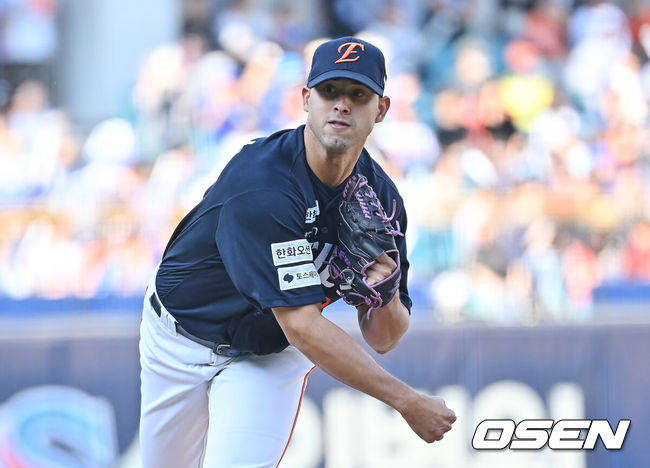 [OSEN=대구, 이석우 기자] 1일 대구삼성라이온즈파크에서 2026 신한 SOL KBO 리그 삼성 라이온즈와 한화 이글스의 경기가 열렸다. 홈팀 삼성은 원태인이, 방문팀 한화는 에르난데스가 선발 출전했다. 한화 이글스 선발 투수 에르난데스가 역투하고 있다. 2026.05.01 / foto0307@osen.co.kr