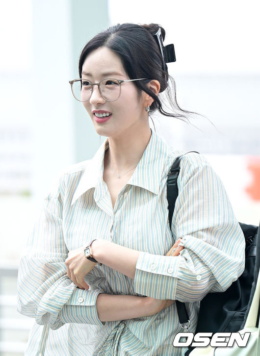 [OSEN=인천공항, 최규한 기자] 그룹 에이핑크가 2일 오후 해외 일정 참석을 위해 말레이시아 쿠알라룸푸르로 출국했다.에이핑크는 아시아 콘서트 2026 Apink 8th CONCERT 'The Origin : APINK' ASIA TOUR in Kuala Lumpur를 통해 팬들을 만날 예정이다.에이핑크 윤보미를 비롯한 멤버들이 출국장으로 향하고 있다. 2026.05.01 / dreamer@osen.co.kr