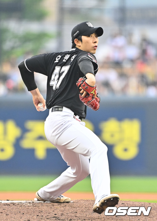 [OSEN=광주, 박준형 기자] 2일 오후 광주 북구 광주기아챔피언스필드에서 2026 신한 SOL KBO리그 KIA 타이거즈와 KT 위즈의 경기가 진행됐다.이날 KIA는 황동하를, KT는 오원석을 선발투수로 내세웠다.1회말 KT 선발투수 오원석이 역투하고 있다. 2026.05.02 / soul1014@osen.co.kr