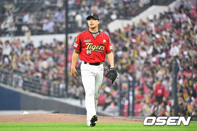 [OSEN=광주, 박준형 기자] 2일 오후 광주 북구 광주기아챔피언스필드에서 2026 신한 SOL KBO리그 KIA 타이거즈와 KT 위즈의 경기가 진행됐다.이날 KIA는 황동하를, KT는 오원석을 선발투수로 내세웠다.6회초 KIA 선발투수 황동하가 마운드를 내려가고 있다. 2026.05.02 / soul1014@osen.co.kr