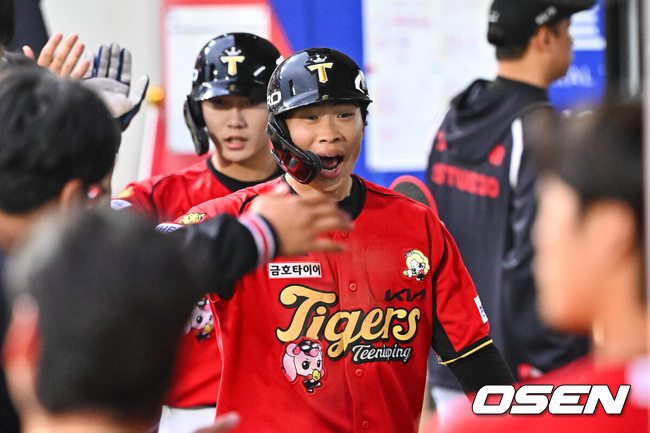 [OSEN=광주, 박준형 기자] 2일 오후 광주 북구 광주기아챔피언스필드에서 2026 신한 SOL KBO리그 KIA 타이거즈와 KT 위즈의 경기가 진행됐다.이날 KIA는 황동하를, KT는 오원석을 선발투수로 내세웠다.6회말 2사 1루 KIA 박재현이 2점 홈런을 날리고 동료들의 축하를 받고 있다. 2026.05.02 / soul1014@osen.co.kr
