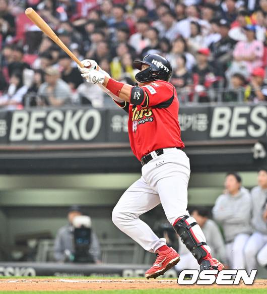 [OSEN=광주, 박준형 기자] 2일 오후 광주 북구 광주기아챔피언스필드에서 2026 신한 SOL KBO리그 KIA 타이거즈와 KT 위즈의 경기가 진행됐다.이날 KIA는 황동하를, KT는 오원석을 선발투수로 내세웠다.6회말 1사 1,3루 KIA 김태군이 희생플라이를 날리고 있다. 2026.05.02 / soul1014@osen.co.kr