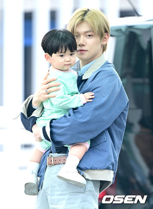 [OSEN=인천공항, 최규한 기자] 그룹 투모로우바이투게더(TXT) 연준이 2일 오후 해외 일정 참석을 위해 말레이시아 쿠알라룸푸르로 출국했다.투모로우바이투게더(TXT) 연준은 말레이시아에서 열리는 브랜드 행사에 참석할 예정이다.투모로우바이투게더(TXT) 연준이 출국을 앞두고 관찰예능을 함께하는 아기와 인사를 나누고 있다. 2026.05.02 / dreamer@osen.co.kr