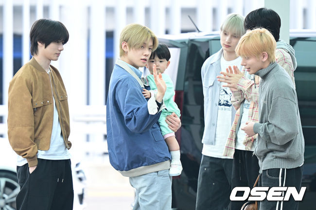 [OSEN=인천공항, 최규한 기자] 그룹 투모로우바이투게더(TXT) 연준이 2일 오후 해외 일정 참석을 위해 말레이시아 쿠알라룸푸르로 출국했다.투모로우바이투게더(TXT) 연준은 말레이시아에서 열리는 브랜드 행사에 참석할 예정이다.투모로우바이투게더(TXT) 연준이 출국장으로 향하며 인사를 전하고 있다. 2026.05.02 / dreamer@osen.co.kr