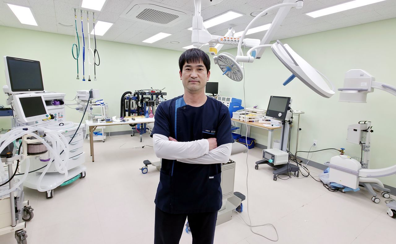 김정호 청주동물원 진료팀장(수의사)이 야생동물보전센터 안에서 있는 수술실을 설명하고 있다. 이 수술실에는 기린과 코뿔소 등 대형 포유류용 인공호흡기(15L)도 있다. 김성태 객원기자