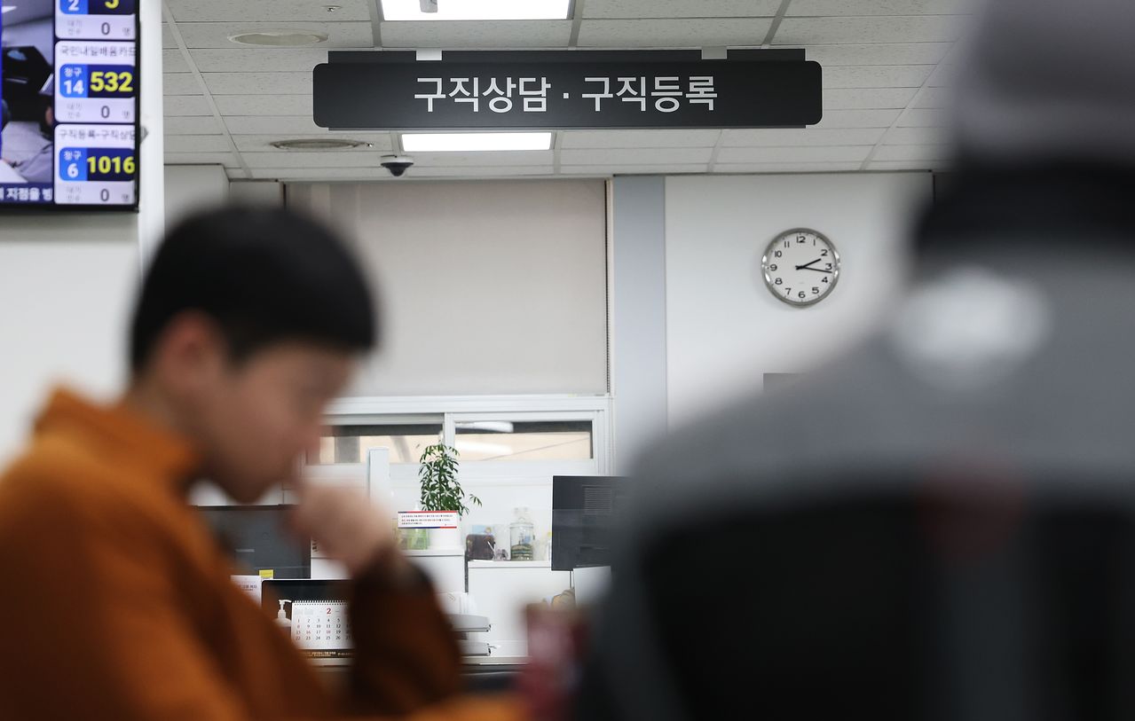 11일 오후 서울 마포구 서울서부고용복지플러스센터에서 구직자들이 구직 상담을 위해 대기하고 있다. 뉴스1