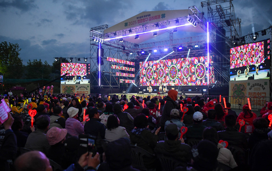 지난해 5월 강원 양구군 서천 레포츠공원 일원에서 열린 '2025 청춘양구 곰취축제' 개막식에서 화려한 축하 공연이 펼쳐지고 있다. [사진 양구군]