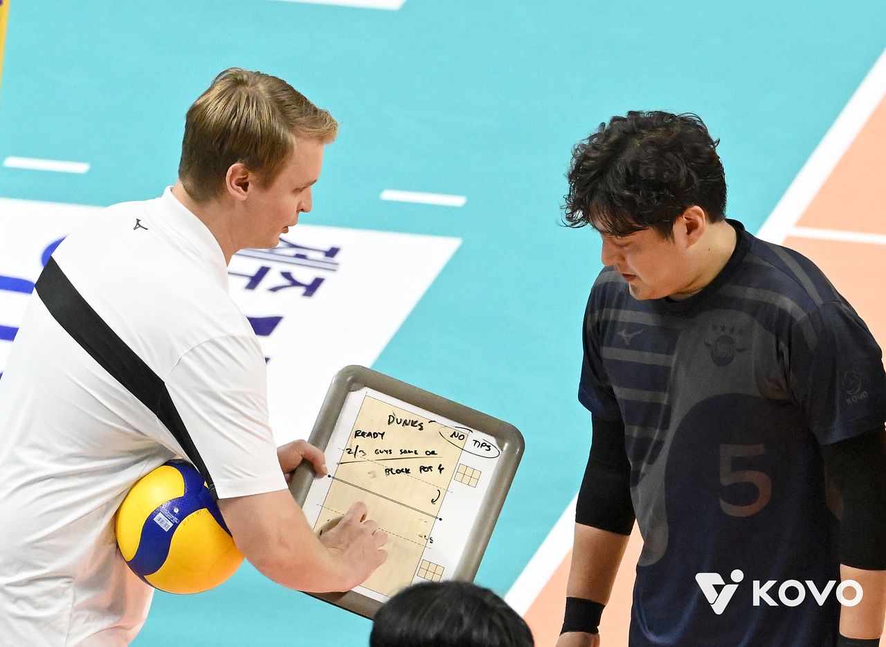 2023년 컵대회에서 이야기를 나누는 토미 틸리카이넨 감독과 유광우. 대한항공에서의 인연을 삼성화재에서도 이어가게 됐다. 사진 한국배구연맹
