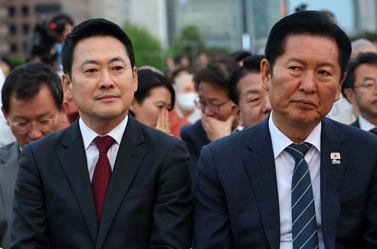 더불어민주당 정청래 대표와 국민의힘 장동혁 대표를 비롯한 참석자들이 지난달 30일 국회 중앙 잔디광장에서 열린 불기2570년 국회정각회 봉축 점등식에 자리해 있다. 연합뉴스