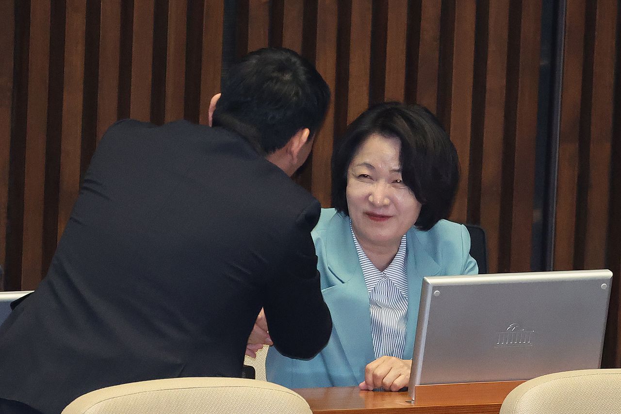 추미애, 김용민 더불어민주당 의원이 지난 3월 20일 서울 여의도 국회에서 열린 제433회국회(임시회) 제2차 본회의에서 공소청법안(대안)이 가결되자 악수하고 있다. 뉴스1