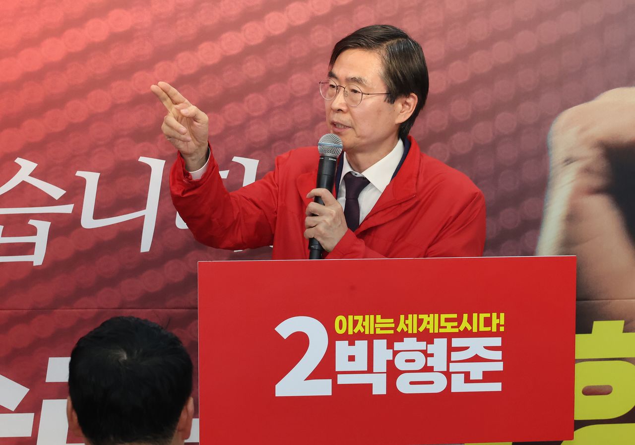 조경태 국민의힘 의원이 2일 부산 부산진구의 한 건물에서 열린 박형준 부산시장 후보 선거사무소 개소식에서 발언하고 있다. 송봉근 객원기자