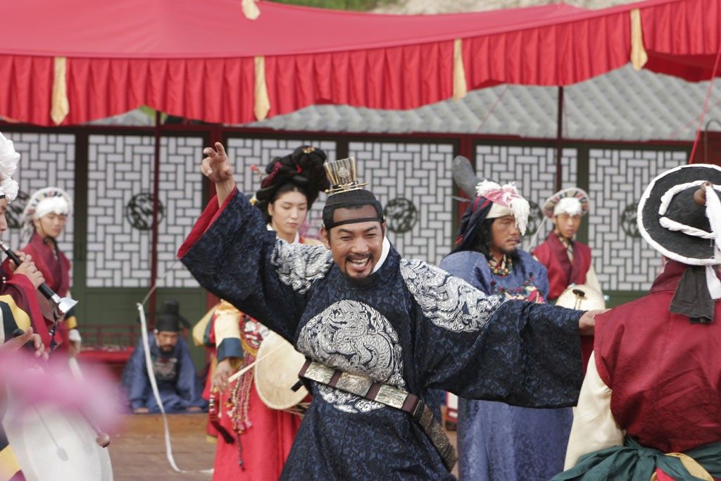 영화 '왕의 남자'에서 연산군(정진영)이 광대들의 장단에 맞춰 춤을 추고 있다. 사진 시네마서비스 