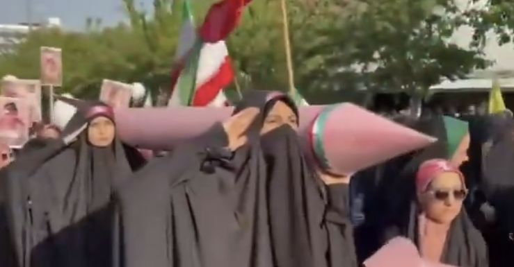 지난달 19일(현지시간) 테헤란에서 열린 '이란을 위한 희생'이란 행사에 참석한 이란 민병대 바시즈 소속 여성들이 분홍색으로 도색된 미사일 모형을 들고 있다. 사진 X(옛 트위터) 캡처