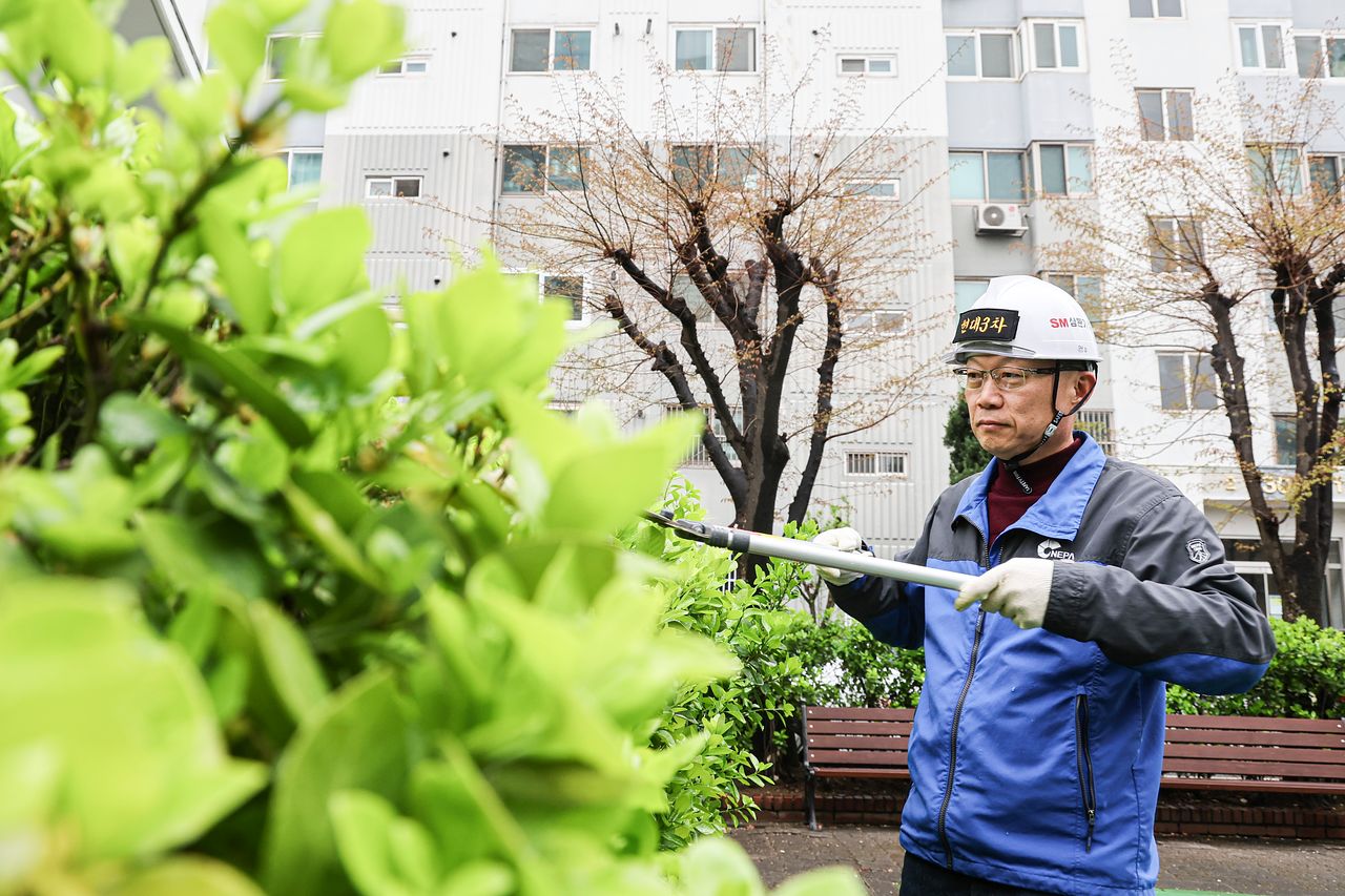 우리은행에서 센터장·지점장을 역임한 김일구씨는 현재 아파트 관리소장으로 3년째 근무 중이다. 김경록 기자
