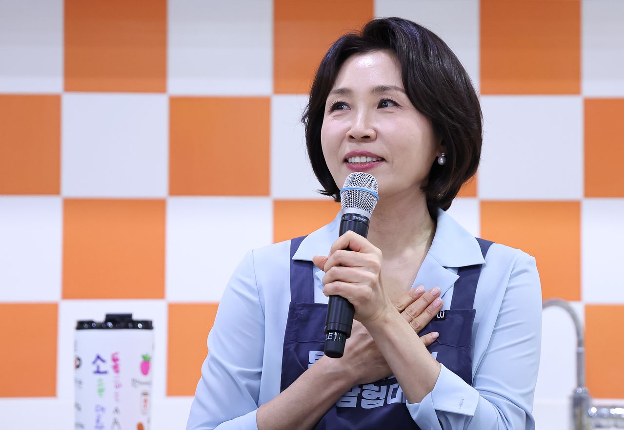 김혜경 여사가 지난달 29일 서울 광진구 어린이대공원 상상나라에서 열린 당원병 환아를 위한 희망 쿠키 만들기 행사에서 인사말을 하고 있다. 김 여사 앞에 종로장애인복지관에서 받은 AAC 텀블러가 놓여있다. 연합뉴스