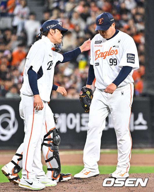 [OSEN=대전, 박준형 기자] 30일 오후 대전 한화생명볼파크에서 2026 신한 SOL KBO리그 한화 이글스와 SSG 랜더스의 경기가 진행됐다. 이날 경기 한화는 류현진을, SSG는 김건우를 선발투수로 내세웠다.6회초 2사 1,2루 한화 선발투수 류현진이 강판되고 있다.       2026.04.30 / soul1014@osen.co.kr