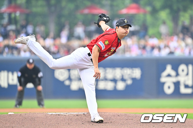 [OSEN=광주, 박준형 기자] 2일 오후 광주 북구 광주기아챔피언스필드에서 2026 신한 SOL KBO리그 KIA 타이거즈와 KT 위즈의 경기가 진행됐다.이날 KIA는 황동하를, KT는 오원석을 선발투수로 내세웠다.1회말 KIA 선발투수 황동하가 역투하고 있다. 2026.05.02 / soul1014@osen.co.kr