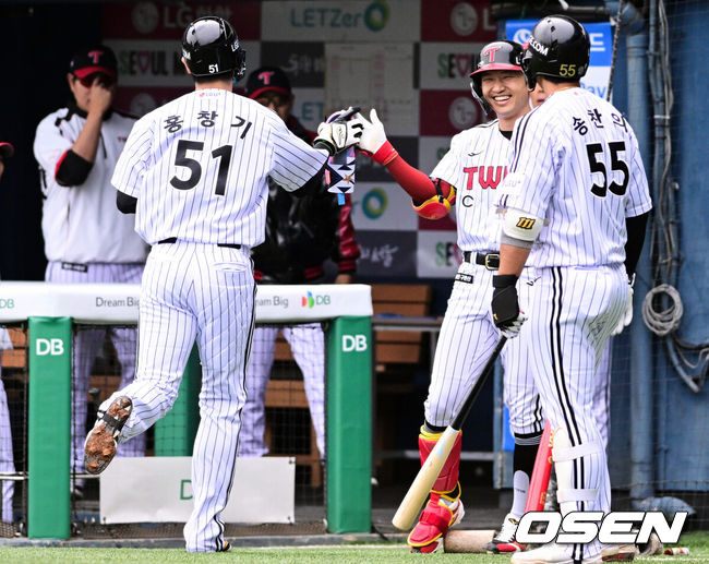 [OSEN=잠실, 조은정 기자]2일 서울 잠실야구장에서 ‘2026 신한 SOL KBO리그’ LG 트윈스와 NC 다이노스의 경기가 열렸다.홈팀 LG는 송승기, 방문팀 NC는 버하겐을 선발로 내세웠다. 1회말 무사 만루에서 LG 홍창기가 문보경의 밀어내기 볼넷에 득점을 올린 뒤 박해민의 환영을 받고 있다. 2026.05.02 /cej@osen.co.kr