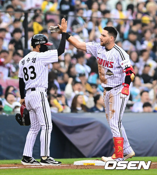 [OSEN=잠실, 조은정 기자]2일 서울 잠실야구장에서 ‘2026 신한 SOL KBO리그’ LG 트윈스와 NC 다이노스의 경기가 열렸다.홈팀 LG는 송승기, 방문팀 NC는 버하겐을 선발로 내세웠다. 2회말 2사 1,3루에서 LG 오스틴이 2타점 적시 3루타를 날린 뒤 정수성 코치와 기뻐하고 있다. 2026.05.02 /cej@osen.co.kr