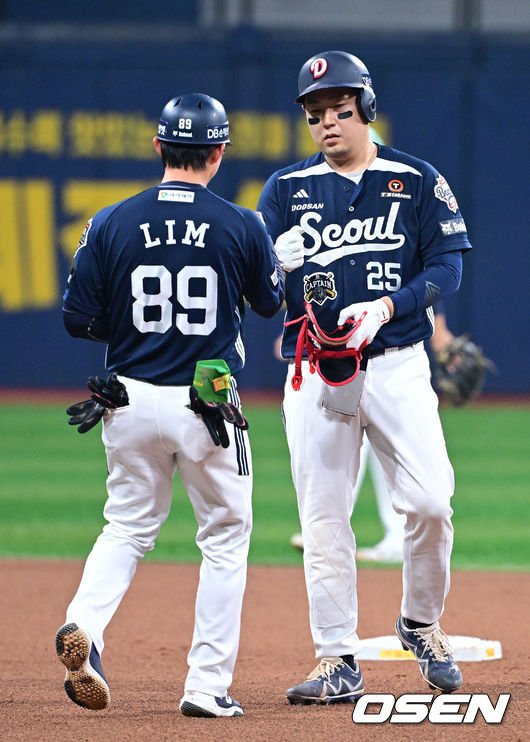 4회초 무사 1, 2루 상황 두산 양의지가 역전 2타점 2루타를 날리고 2루에 안착해 임재현 코치와 인사를 나누고 있다.