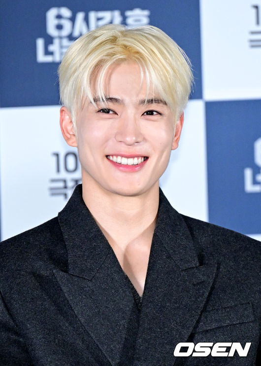 [OSEN=최규한 기자] 7일 오후 서울 용산 CGV에서 영화 ‘6시간 후 너는 죽는다’ (감독 이윤석) 언론시사회 및 간담회가 열렸다.영화 ‘6시간 후 너는 죽는다’는 길을 걷다 죽음 예언자 ‘준우’(정재현)에게 6시간 후 죽게 된다는 말을 듣게 된 ‘정윤’(박주현)이 예견된 미래를 바꾸기 위해 범인을 찾아가는 타임리미트 감성 미스터리 추리극이다.NCT 재현이 참석해 미소짓고 있다. 2024.10.07 / dreamer@osen.co.kr