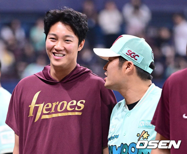 [OSEN=고척, 최규한 기자] 2일 서울 고척스카이돔에서 ‘2026 신한 SOL KBO리그’ 키움 히어로즈와 두산 베어스의 경기가 열렸다.이날 경기는 선발 안우진의 5이닝 2실점 호투를 앞세워 키움이 4-2 승리를 거뒀다. 경기를 마치고 키움 승리투수 안우진이 팬들에게 인사한 뒤 더그아웃으로 향하며 미소짓고 있다. 2026.05.02 / dreamer@osen.co.kr