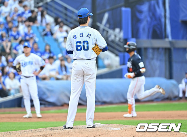 [OSEN=대구, 이석우 기자] 2일 대구삼성라이온즈파크에서 2026 신한 SOL KBO 리그 삼성 라이온즈와 한화 이글스의 경기가 열렸다. 홈팀 삼성은 장찬희가, 방문팀 한화는 문동주가 선발 출전했다. 삼성 라이온즈 선발 투수 장찬희가 2회초 무사 1루 한화 이글스 허인서에게 좌월 2점 홈런을 맞고 타구를 바라보고 있다. 2026.05.02 / foto0307@osen.co.kr