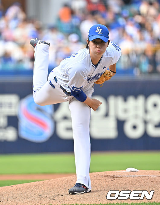 [OSEN=대구, 이석우 기자] 2일 대구삼성라이온즈파크에서 2026 신한 SOL KBO 리그 삼성 라이온즈와 한화 이글스의 경기가 열렸다. 홈팀 삼성은 장찬희가, 방문팀 한화는 문동주가 선발 출전했다. 삼성 라이온즈 선발 투수 장찬희가 역투하고 있다. 2026.05.02 / foto0307@osen.co.kr