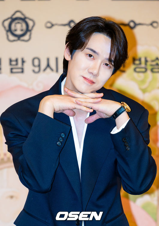 [OSEN=민경훈 기자] 11일 오후 서울 양천구 목동SBS에서 SBS 금토드라마 '신이랑 법률사무소' 제작발표회가 열렸다.이 자리에는 신중훈 감독과 배우 유연석, 이솜, 김경남이 참석했다. '신이랑 법률사무소'는 오는 13일(금) 첫 방송을 시작으로 매주 금, 토 밤 9시 50분 SBS에서 방송된다.배우 유연석이 포토타임을 갖고 있다. 2026.03.11 /rumi@osen.co.kr