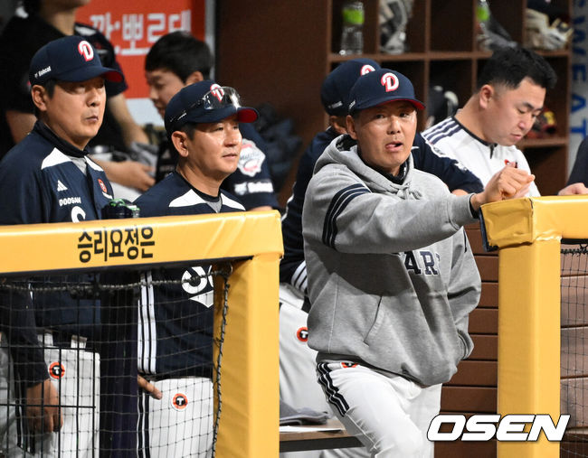 [OSEN=고척, 이대선 기자] 3일 서울 고척스카이돔에서 2026 신한 SOL KBO리그 키움 히어로즈와 두산 베어스의 경기가 열렸다.이날 키움은 박준현, 두산 곽빈을 선발로 내세웠다.6회초 두산 김원형 감독이 경기를 바라보고 있다. 2026.05.03 /sunday@osen.co.kr
