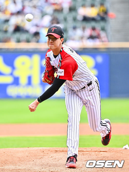 [OSEN=잠실, 박준형 기자] 3일 오후 서울 잠실구장에서 '2026 신한 SOL Bank KBO리그'LG 트윈스와 NC 다이노스의 경기가 진행됐다.이날 LG는 이상영을, NC는 신민혁을 선발투수로 내세웠다. 1회초 LG 선발투수 이상영이 역투하고 있다.     2026.05.03 / soul1014@osen.co.kr