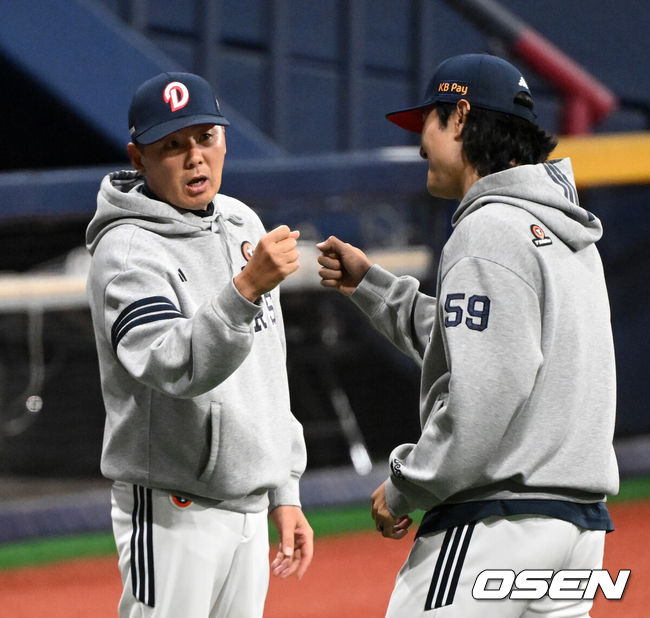 [OSEN=고척, 이대선 기자] 두산 베어스는 3일 서울 고척스카이돔에서 열린 2026 신한 SOL KBO리그 키움 히어로즈와의 원정경기에서 14-3으로 대승을 거뒀다.경기 종료 후 두산 김원형 감독이 곽빈과 승리의 기쁨을 나누고 있다. 2026.05.03 /sunday@osen.co.kr