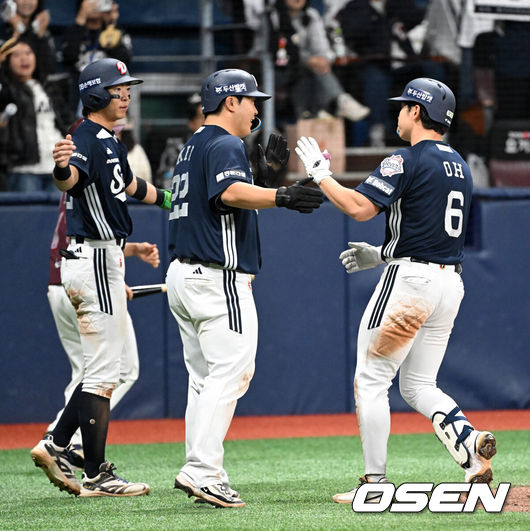 [OSEN=고척, 이대선 기자] 3일 서울 고척스카이돔에서 2026 신한 SOL KBO리그 키움 히어로즈와 두산 베어스의 경기가 열렸다.이날 키움은 박준현, 두산 곽빈을 선발로 내세웠다.6회초 2사 1,3루에서 두산 오명진이 우월 스리런 홈런을 치고 홈에서 환호하고 있다. 2026.05.03 /sunday@osen.co.kr