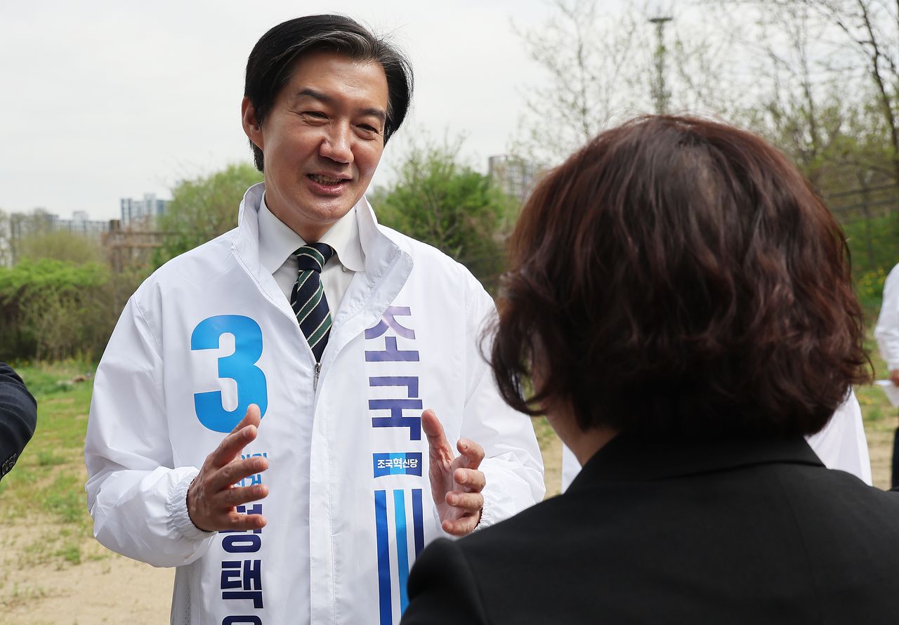 조국혁신당 조국 대표가 지난달 20일 경기도 평택시 고덕면 KTX 경기남부역사 예정 부지 앞에서 열린 현장 최고위원회의에 앞서 시민과 대화하고 있다. 연합뉴스