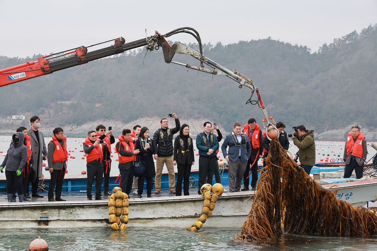 미국 에너지부 산하 기관인 에너지 고등 계획원(ARPA-E) 관계자들이 2024년 1월 18일 전남 완도군을 방문해 신우철 완도군수와 함께 해조류 양식 현장을 둘러보고 있다. 사진 완도군